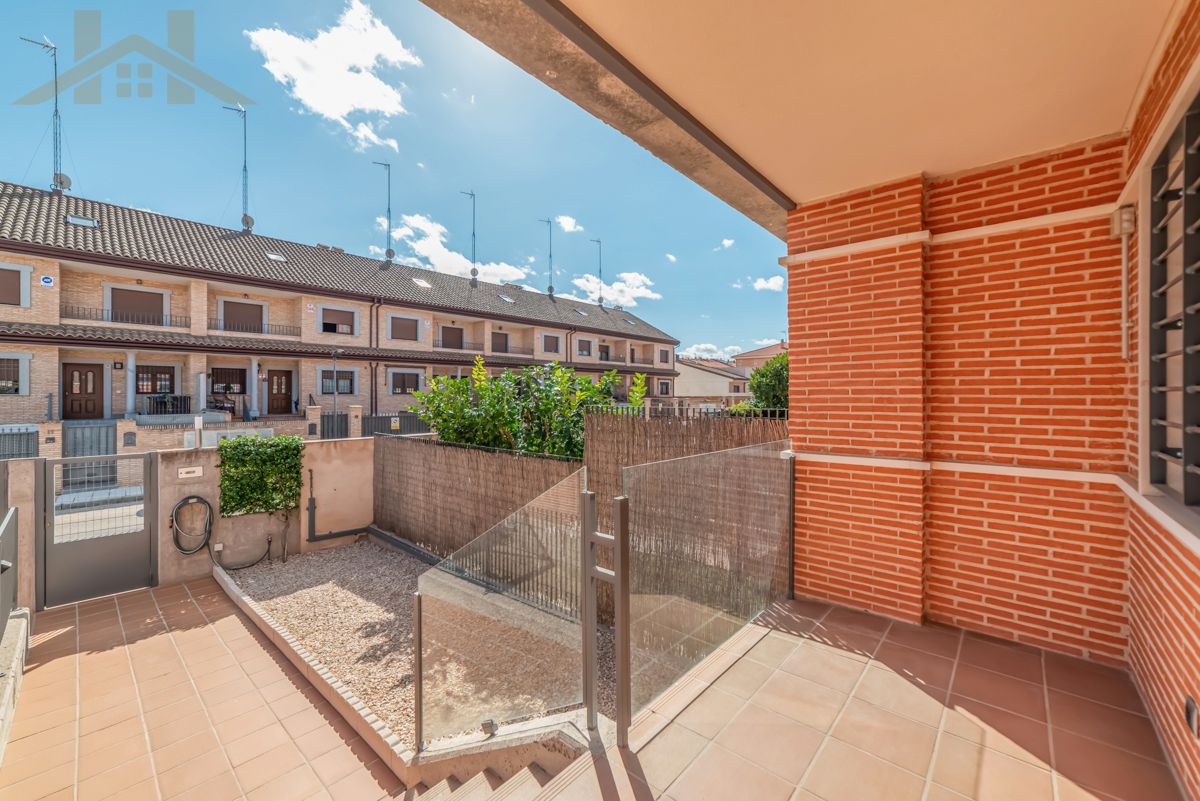 Vista exterior de Casa o xalet en venda en Navalcarnero amb Aire condicionat, Calefacció i Jardí privat