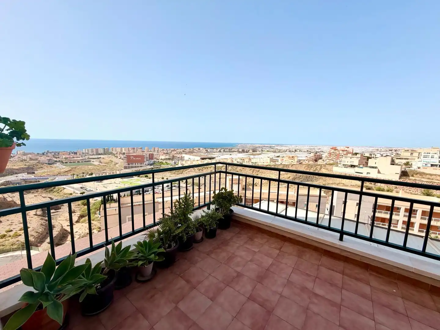 Vista exterior de Pis en venda en Roquetas de Mar amb Aire condicionat, Terrassa i Piscina comunitària