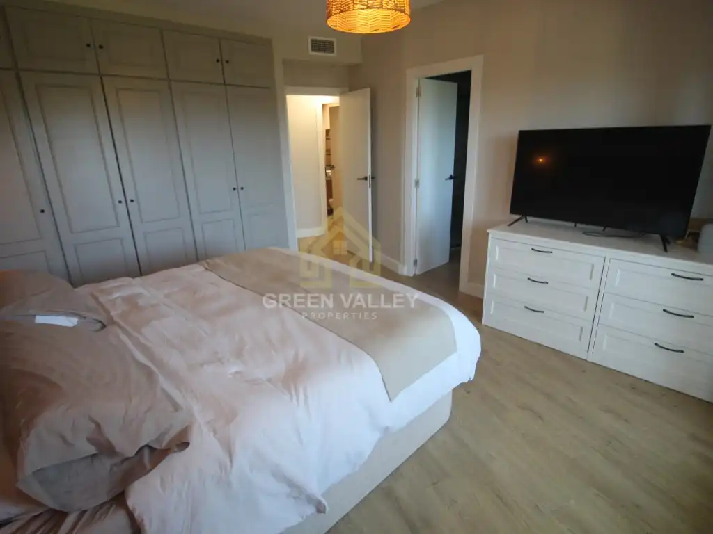 Schlafzimmer von Wohnungen zum Verkauf in Sotogrande mit Klimaanlage, Heizung und Privatgarten