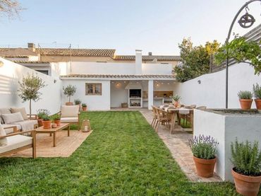 Casa amb jardí en venda a Calle
