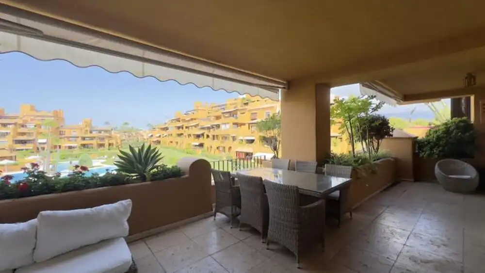 Terrassa de Apartament de lloguer en Estepona amb Aire condicionat, Terrassa i Piscina