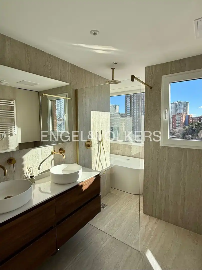 Bathroom of Flat for rent in Madrid  with Air Conditioner, Heating and Private garden