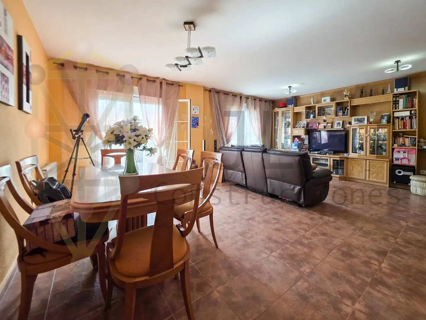 Sala de estar de Casa adosada en venta en El Casar con Calefacción y Piscina comunitaria