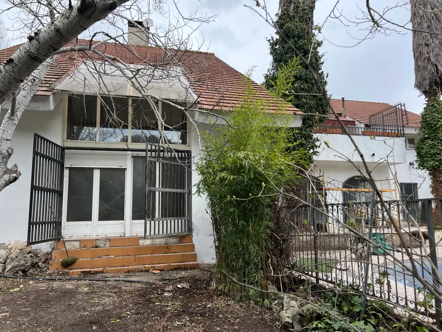 Vista exterior de Casa o chalet en venta en Villanueva de la Cañada con Jardín privado, Terraza y Piscina