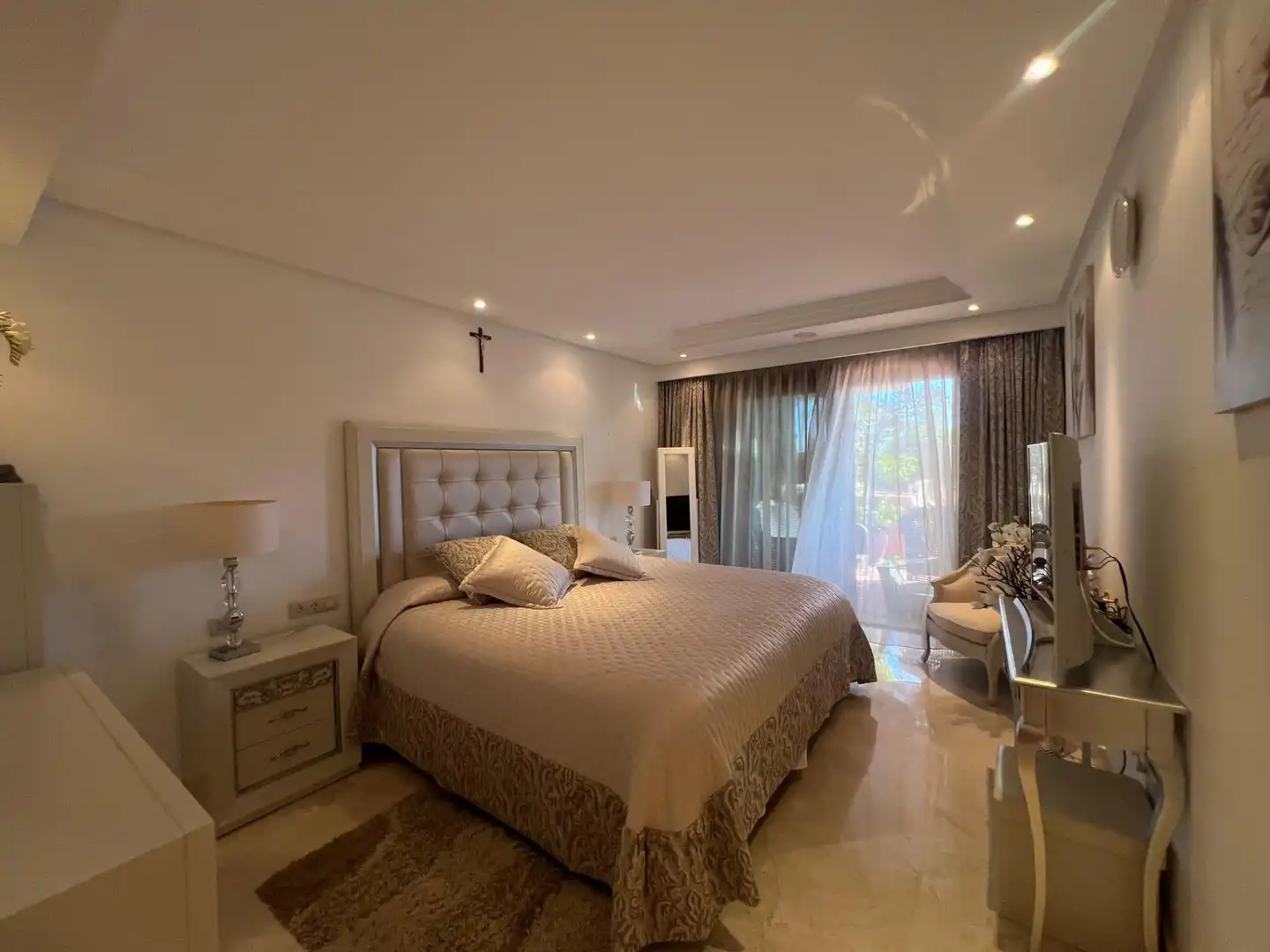 Schlafzimmer von Wohnung zum Verkauf in Estepona mit Klimaanlage, Privatgarten und Terrasse