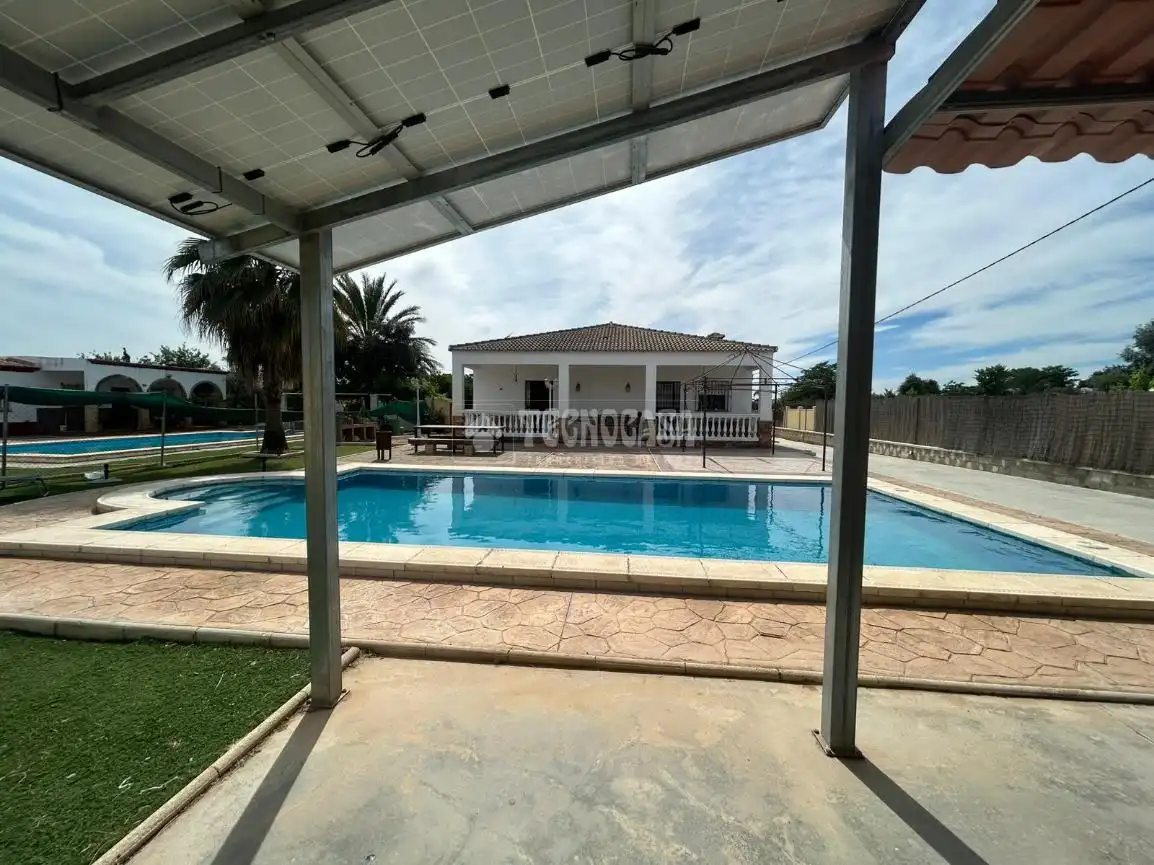 Schwimmbecken von Country house zum Verkauf in Arahal mit Klimaanlage, Heizung und Privatgarten