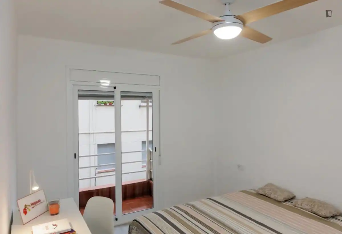 Habitación de Apartamento para compartir en L'Hospitalet de Llobregat con Amueblado, Horno y Lavadora