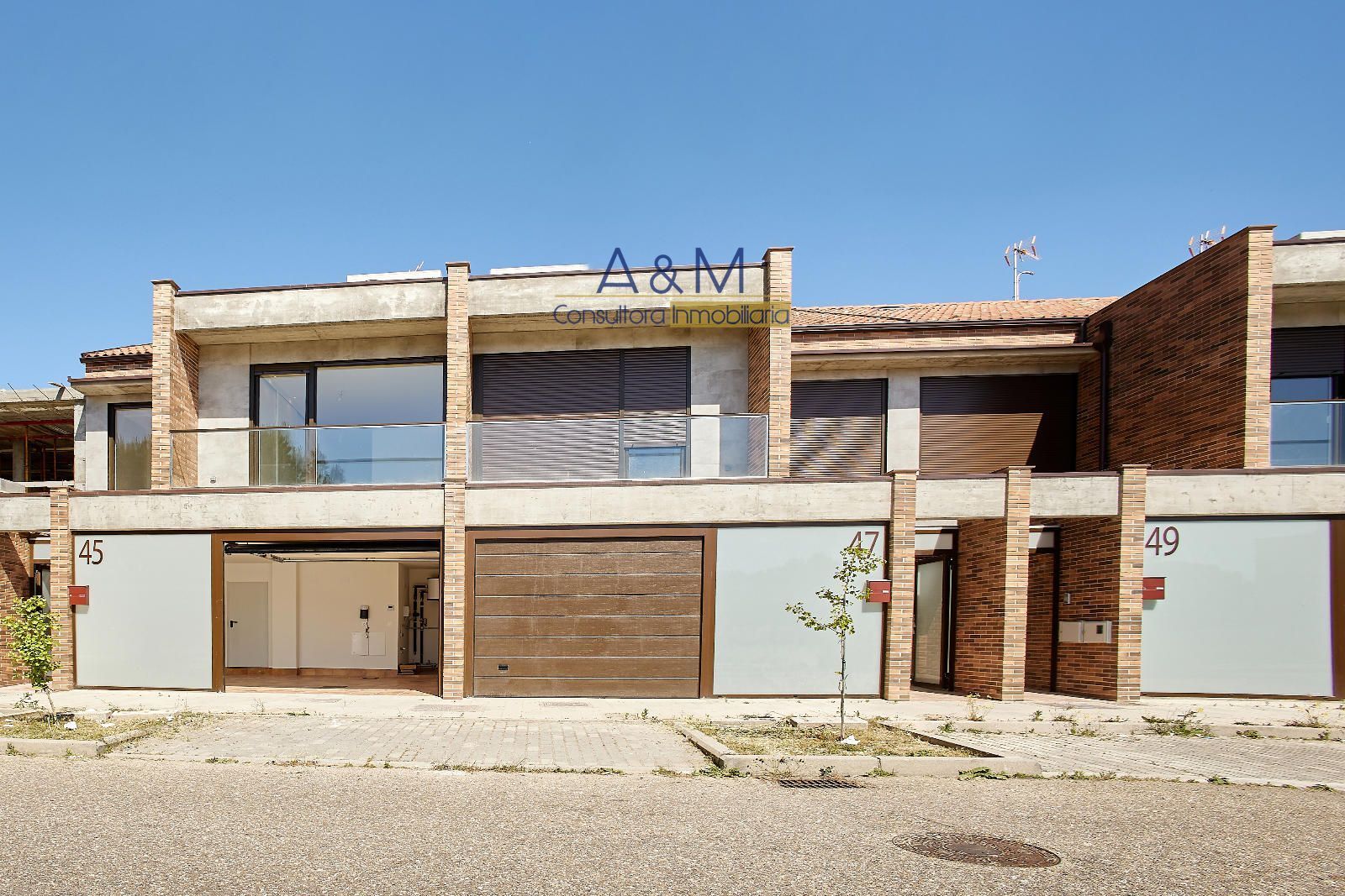 Exterior view of Single-family semi-detached for sale in Laguna de Duero  with Heating, Private garden and Terrace