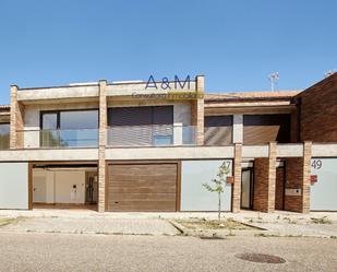 Vista exterior de Casa adosada en venda en Laguna de Duero amb Calefacció, Jardí privat i Terrassa