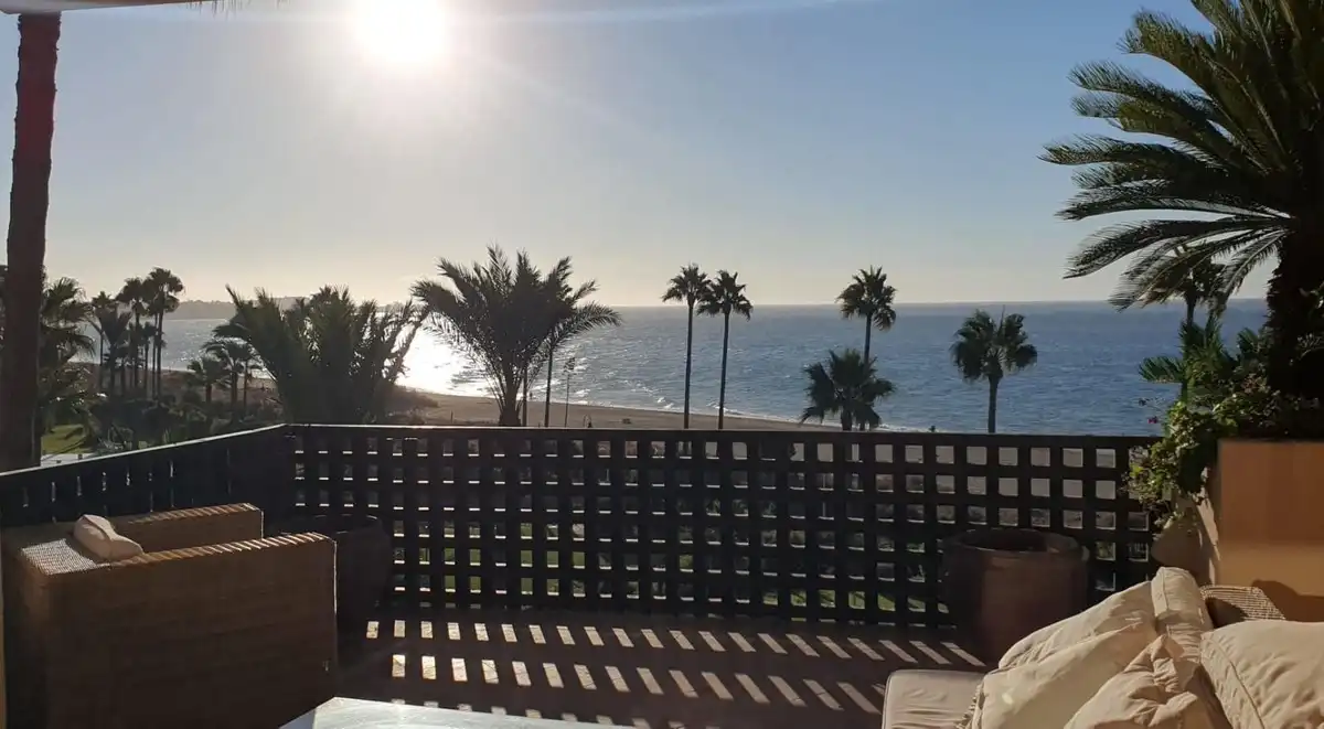Terrasse von Maisonette zur Miete in Estepona mit Terrasse, Schwimmbad und Gemeinschaftspool