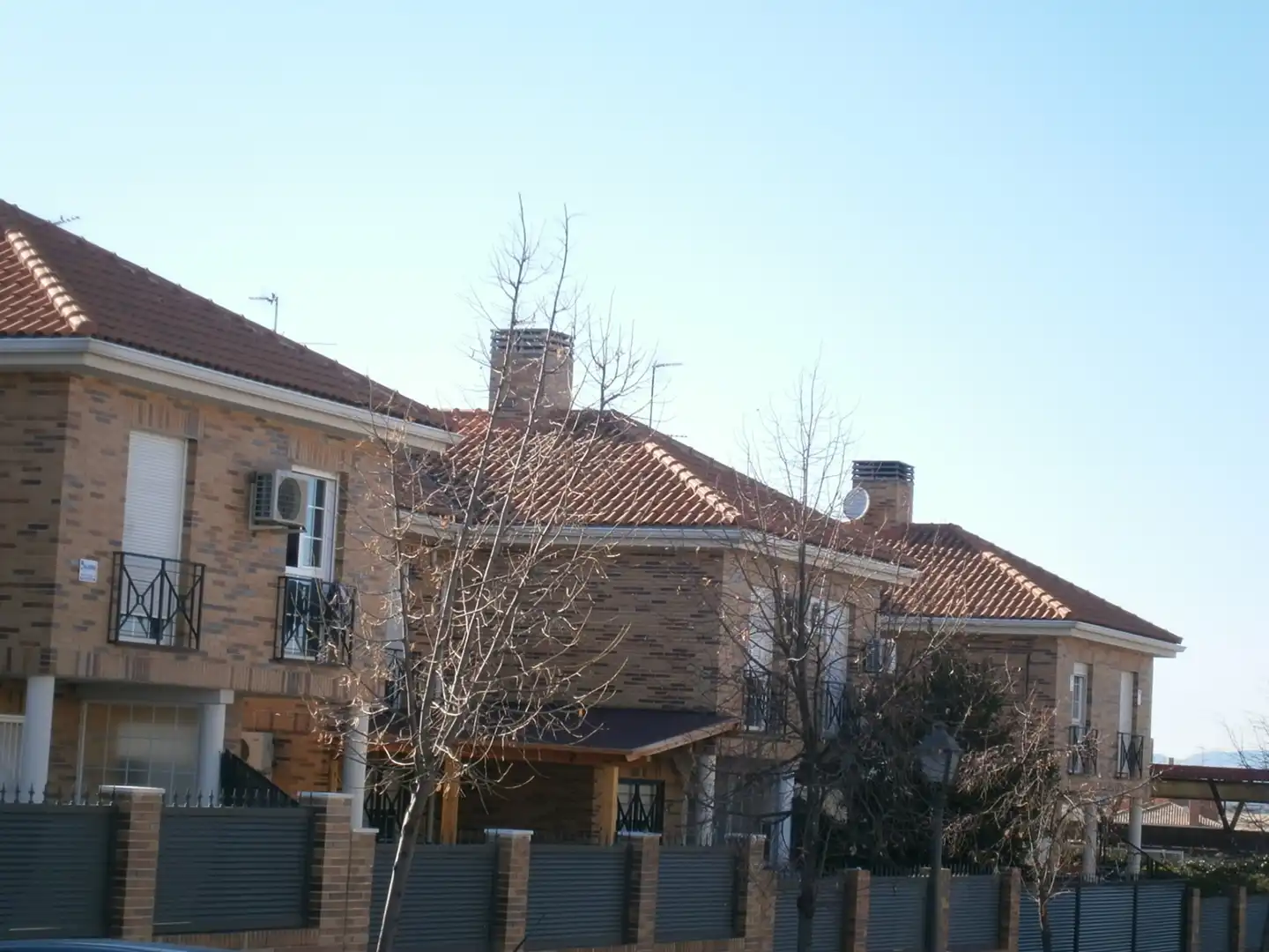 Vista exterior de Casa adosada en venda en Villaviciosa de Odón amb Aire condicionat, Calefacció i Jardí privat