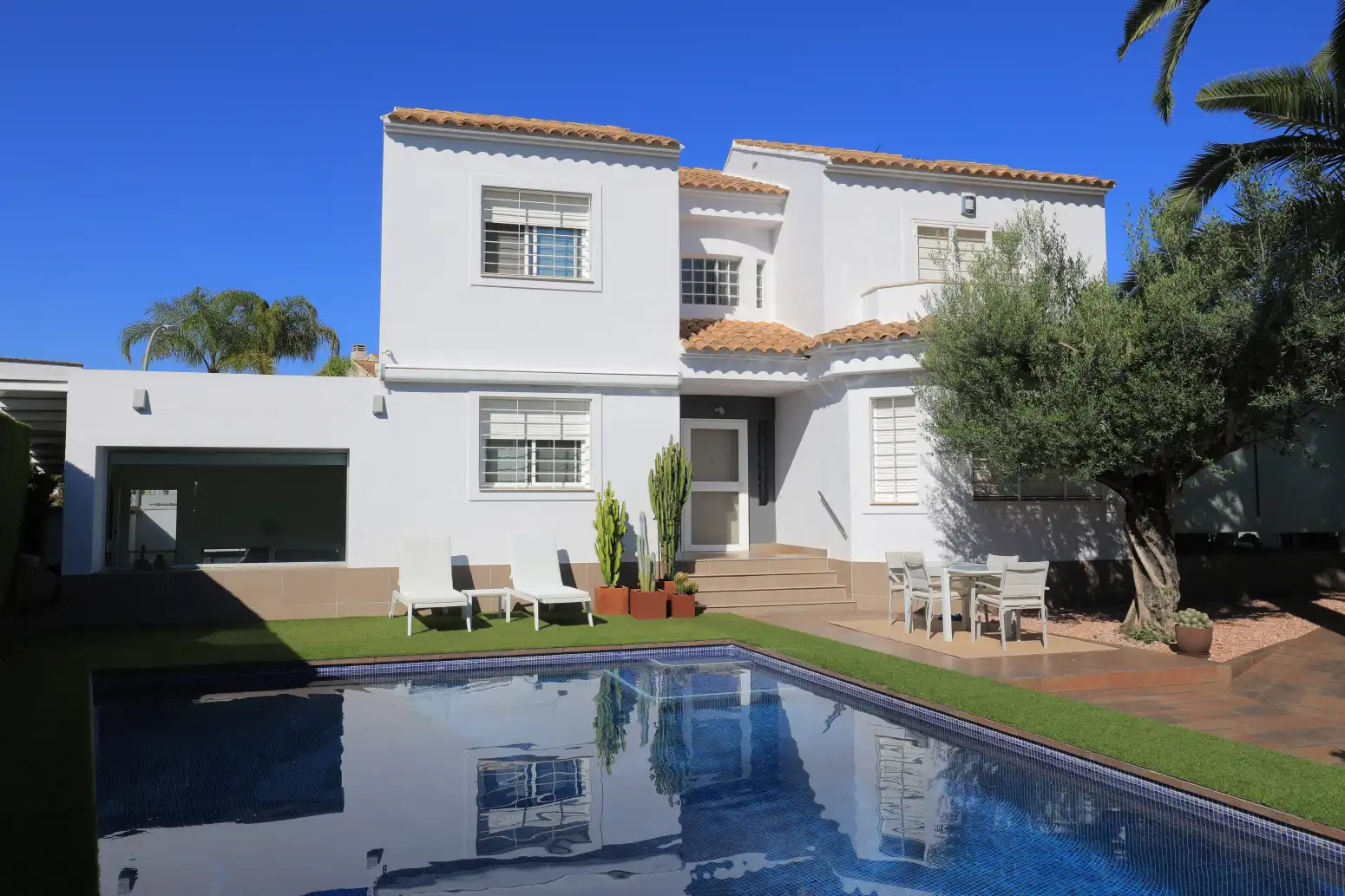 Vista exterior de Casa o xalet en venda en L'Eliana amb Aire condicionat, Jardí privat i Traster