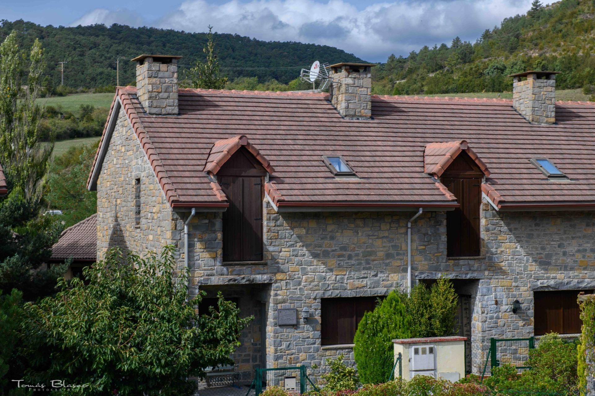 Vista exterior de Casa adosada en venda en Valle de Hecho amb Calefacció, Jardí privat i Terrassa