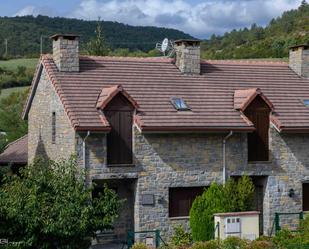 Vista exterior de Casa adosada en venda en Valle de Hecho amb Calefacció, Jardí privat i Terrassa