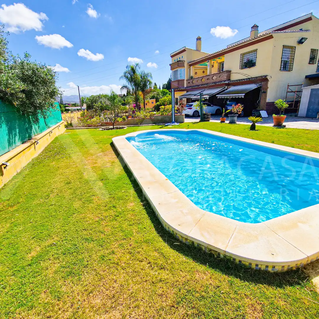 Piscina de Casa o xalet en venda en Alhaurín de la Torre amb Aire condicionat, Jardí privat i Terrassa