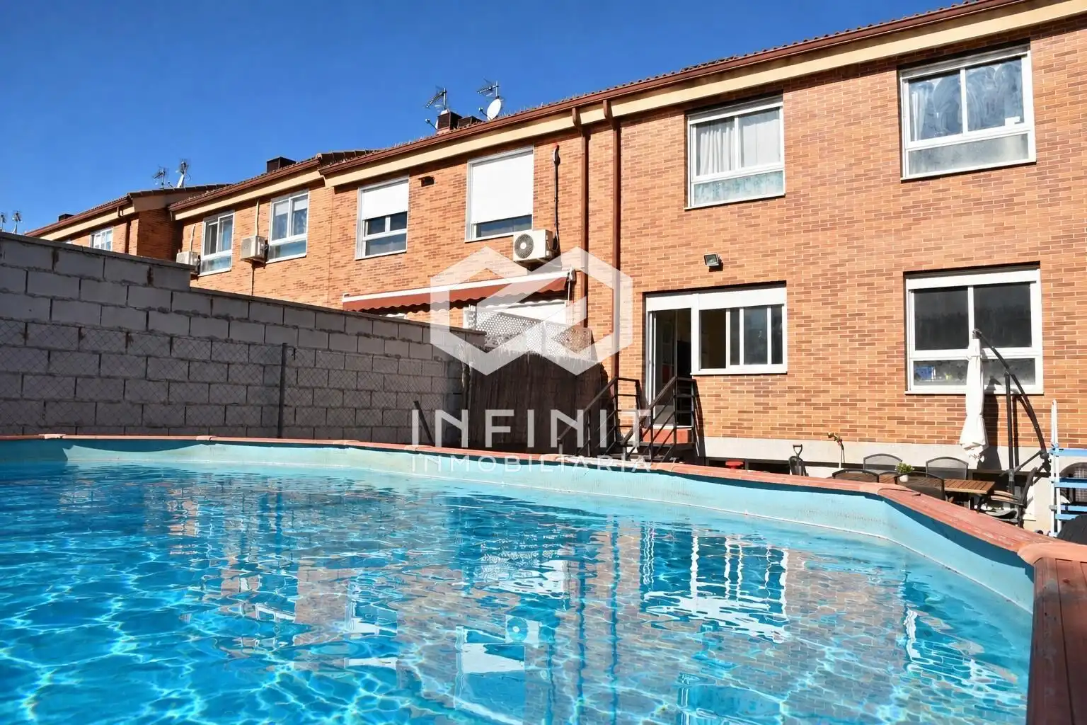 Maison mitoyenne avec piscine à vendre à Villanueva de la Torre