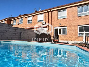 Adosado con piscina en venta en Villanueva de la Torre