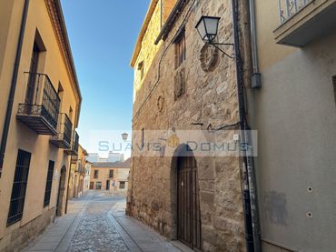 Casa amb jardí en venda a Calle Reina 18