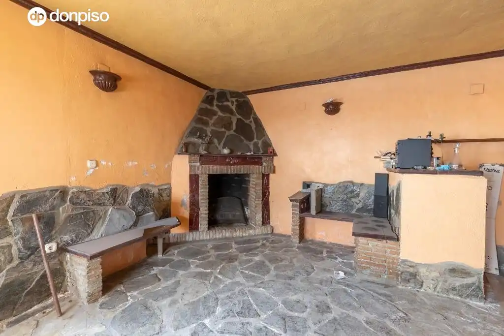 Sala d'estar de Casa adosada en venda en Granada amb Terrassa i Piscina comunitària