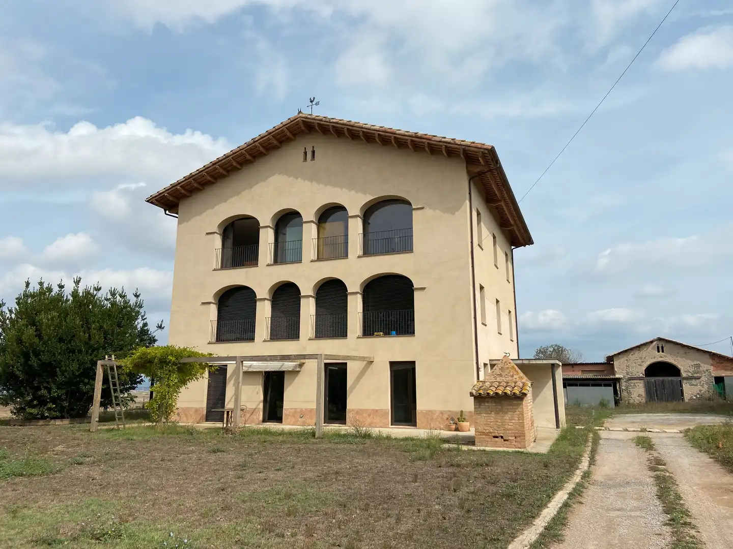 Vista exterior de Finca rústica en venda en Tavèrnoles amb Calefacció, Parquet i Terrassa
