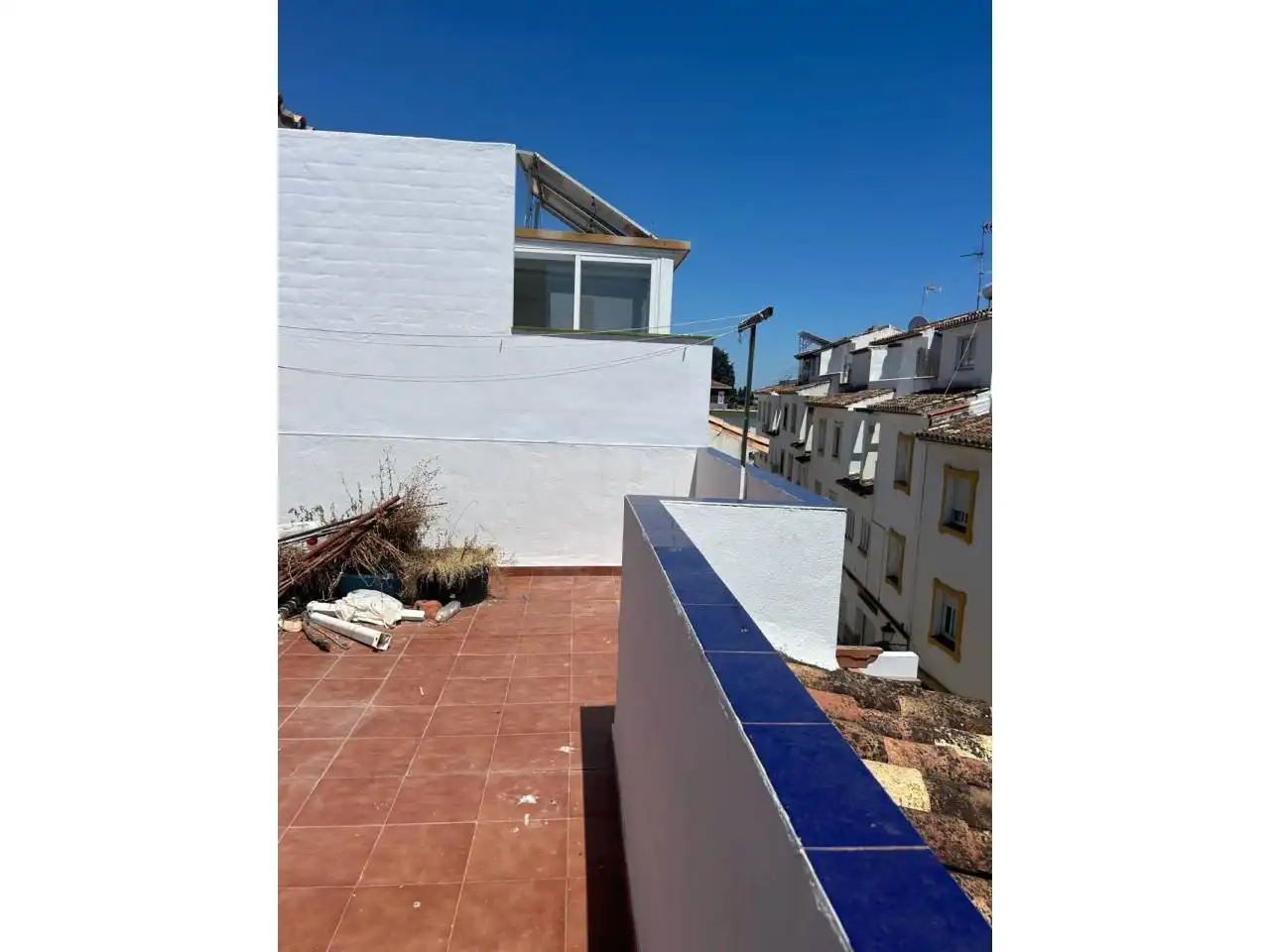 Außenansicht von Einfamilien-Reihenhaus zum Verkauf in Estepona mit Klimaanlage und Terrasse