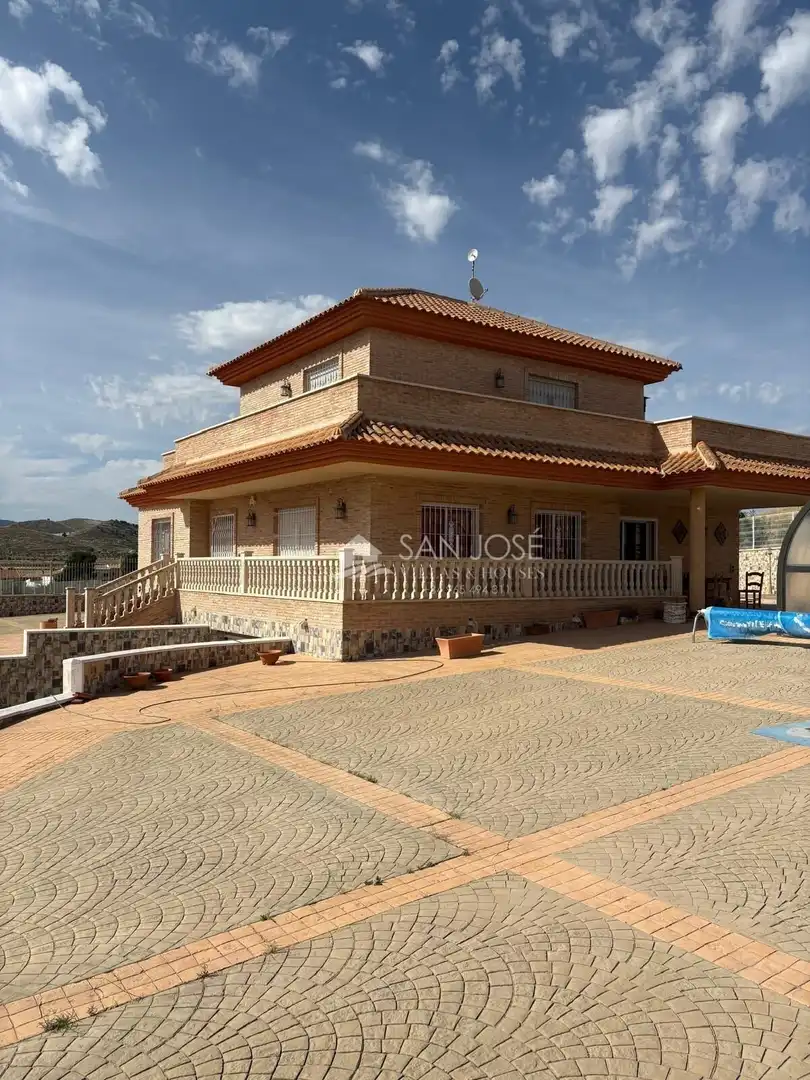 Chalet con jardín en venta en El Pinós / Pinoso