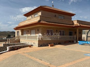 Xalet amb jardí en venda a El Pinós / Pinoso