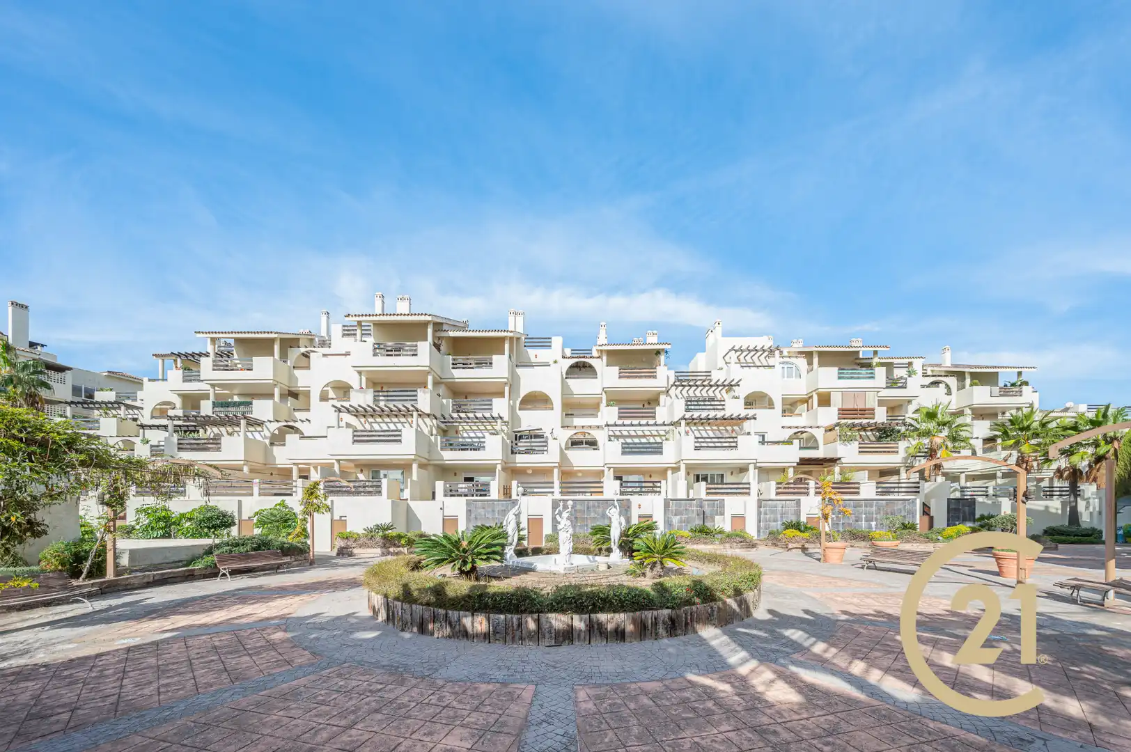 Vista exterior de Dúplex en venda en Estepona amb Aire condicionat, Terrassa i Moblat