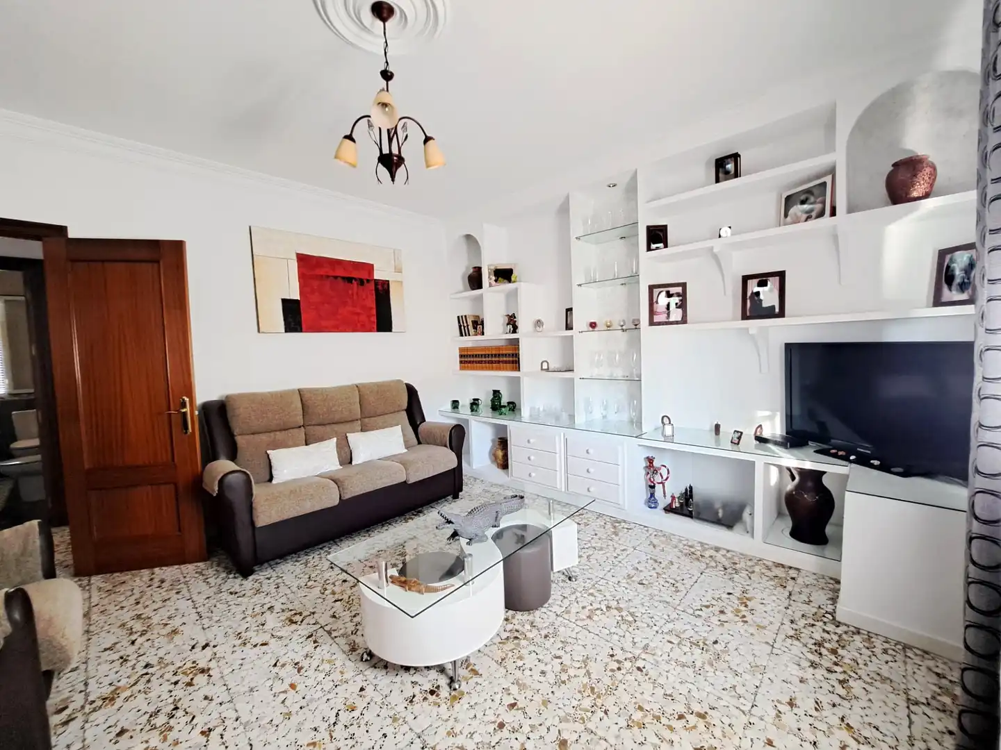 Sala d'estar de Casa adosada en venda en Fuente Vaqueros amb Terrassa i Moblat