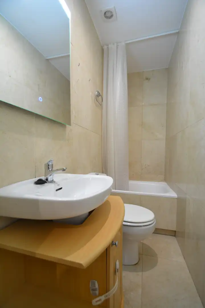 Badezimmer von Wohnung zur Miete in Madrid mit Heizung und Möbliert