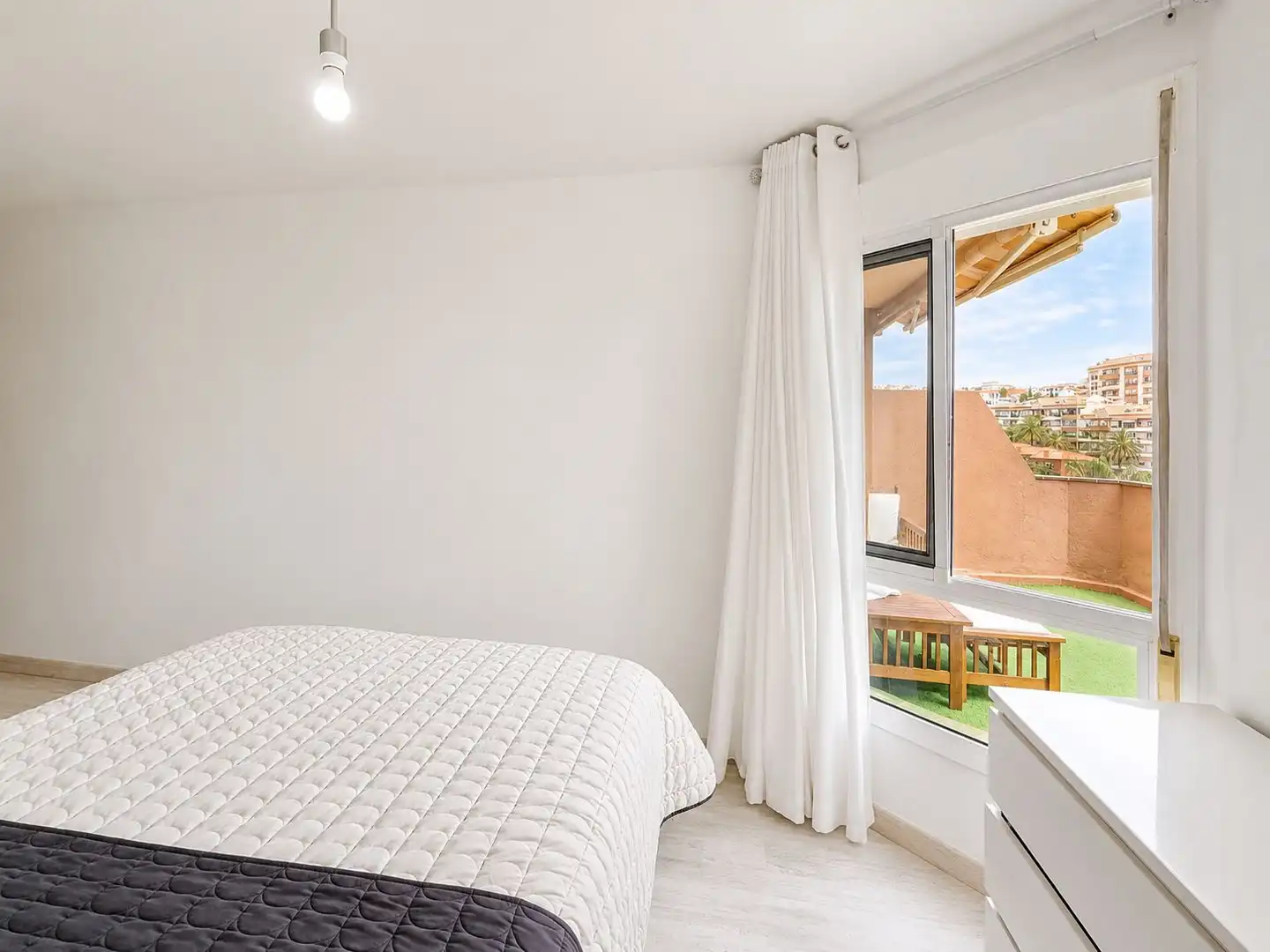 Dormitori de Apartament en venda en Benalmádena amb Jardí privat i Piscina comunitària