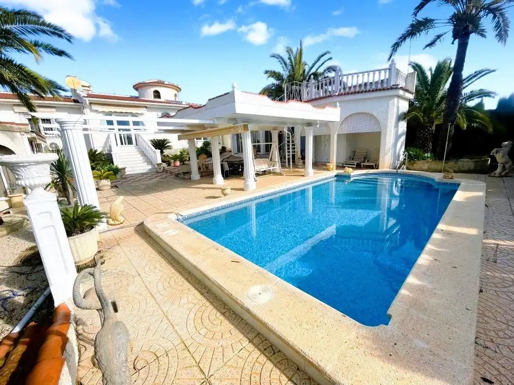 Casa con piscina en venta en N/A
