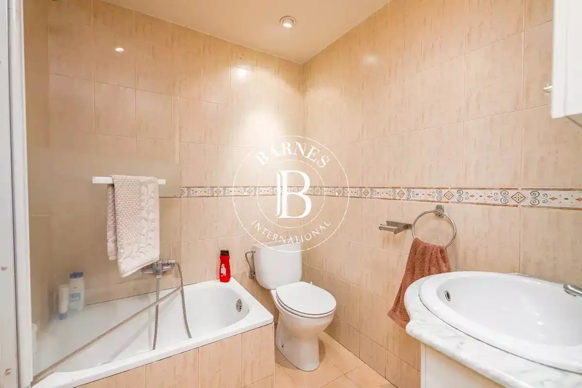 Baño de Local en venta en Madrid con Aire acondicionado