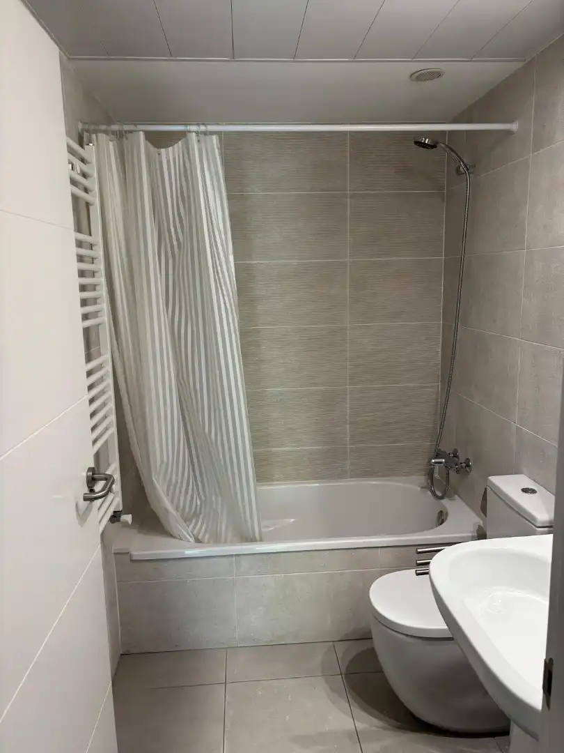 Bathroom of Flat for rent in Valencia  with Air Conditioner, Heating and Terrace