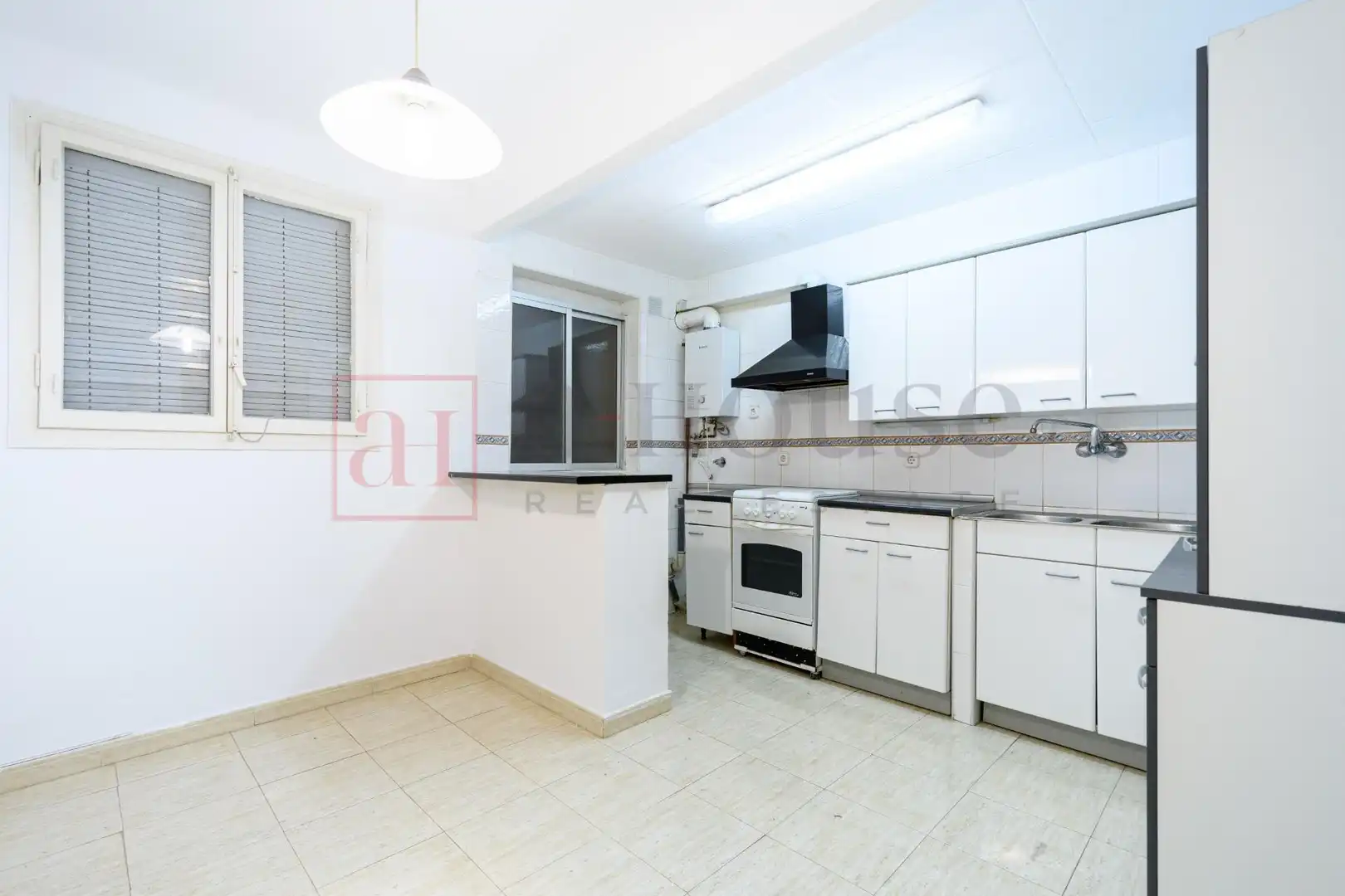 Cocina de Piso en venta en Barcelona con Trastero y Balcón
