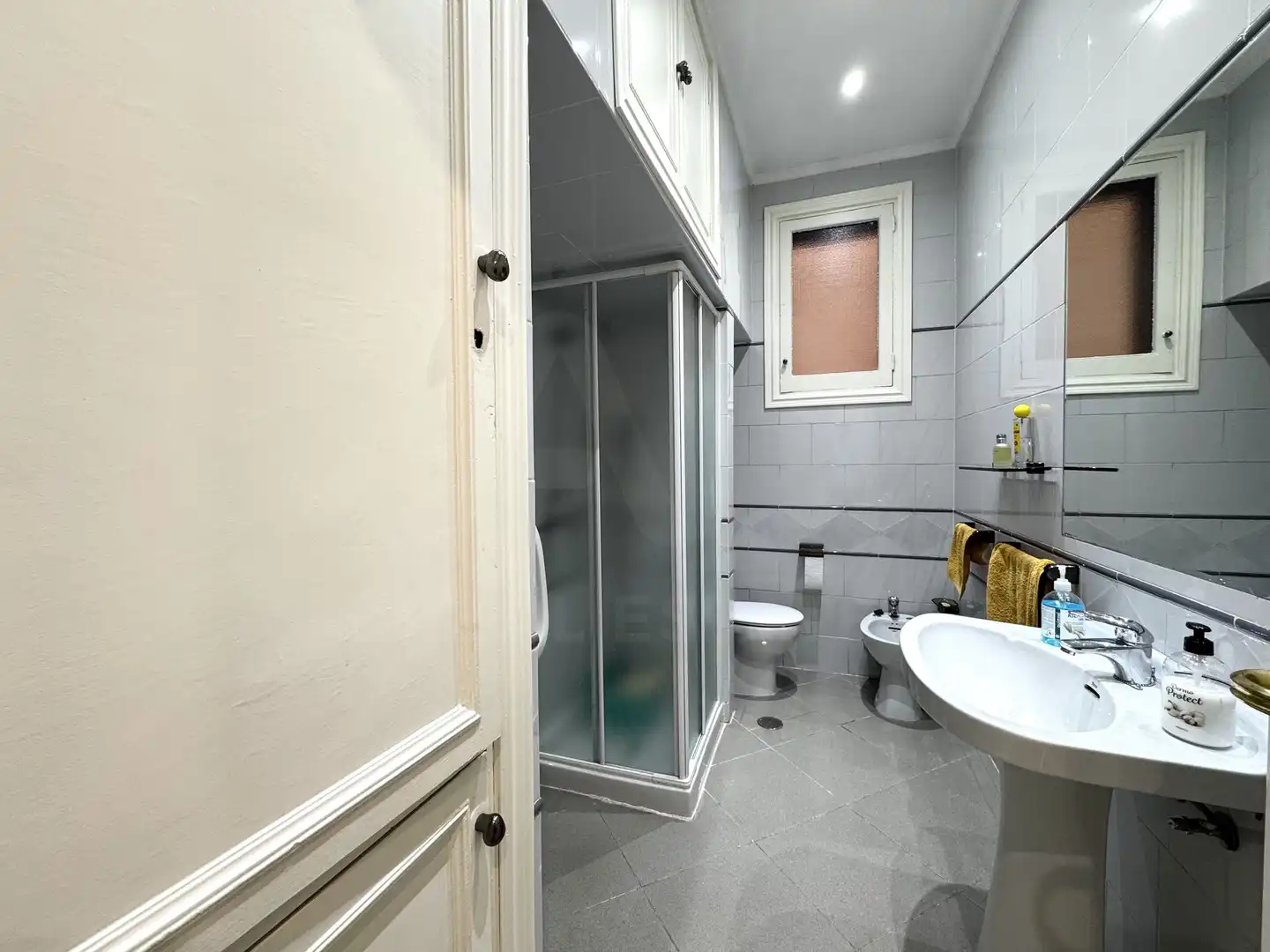 Bathroom of Flat for sale in Madrid  with Air Conditioner and Heating