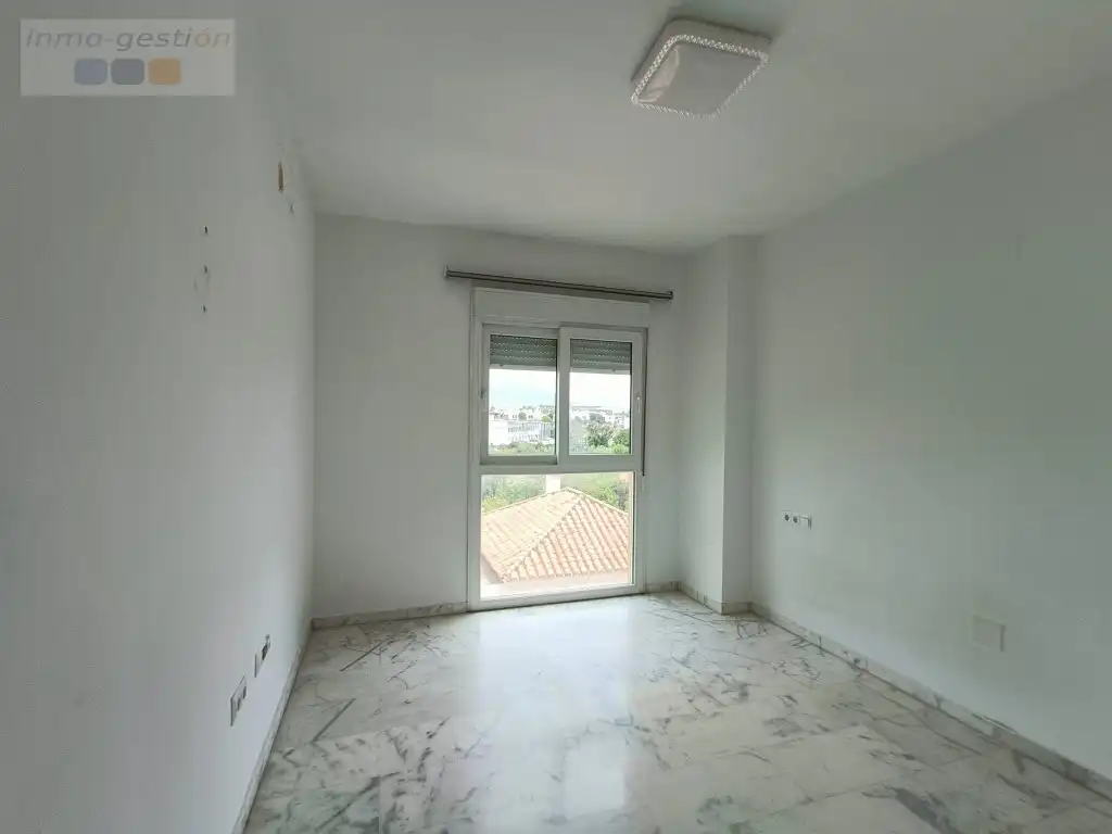 Bedroom of Flat for sale in Estepona