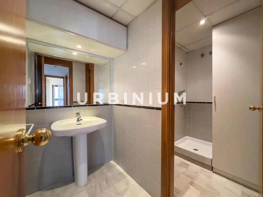 Badezimmer von Büro zur Miete in Centre - Barri Vell