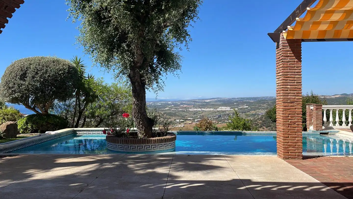 Piscina de Terreno en venta en Estepona