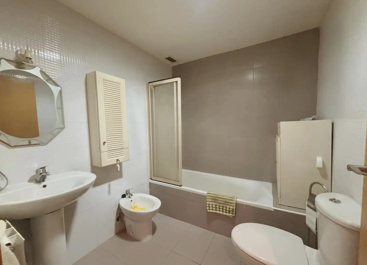 Badezimmer von Wohnung zum Verkauf in Zuera mit Heizung, Möbliert und Ofen