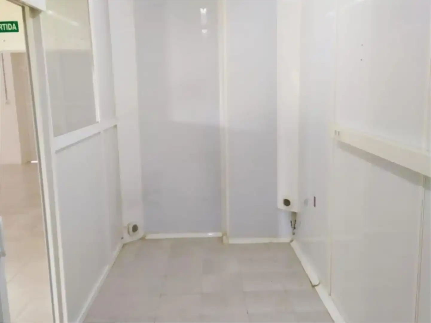 Badezimmer von Fabrikhallen zur Miete in Llers