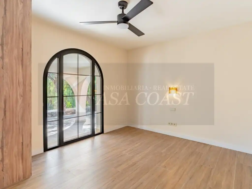 Sala d'estar de Casa o xalet en venda en Mijas amb Aire condicionat, Jardí privat i Terrassa