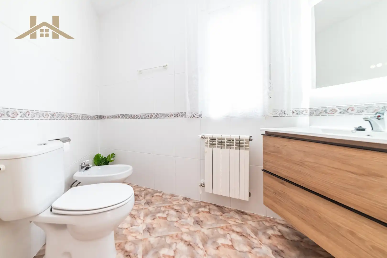 Baño de Casa adosada en venta en Villa del Prado con Aire acondicionado, Jardín privado y Piscina