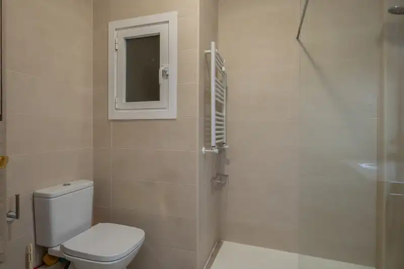 Badezimmer von Wohnung zum Verkauf in Madrid mit Heizung, Terrasse und Möbliert