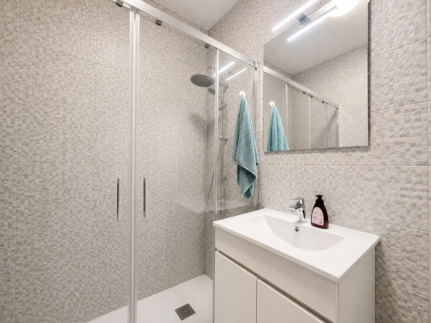 Bathroom of Apartments for rent in Torrevieja  with Air Conditioner, Heating and Swimming Pool