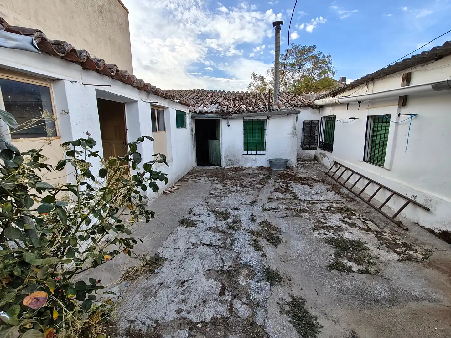 Vista exterior de Casa o xalet en venda en Brahojos de Medina amb Calefacció, Jardí privat i Traster