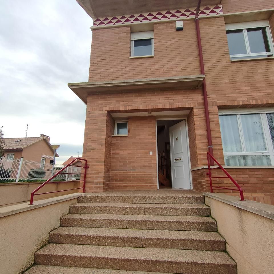 Vista exterior de Casa adosada en venda en Tudela amb Calefacció, Jardí privat i Parquet