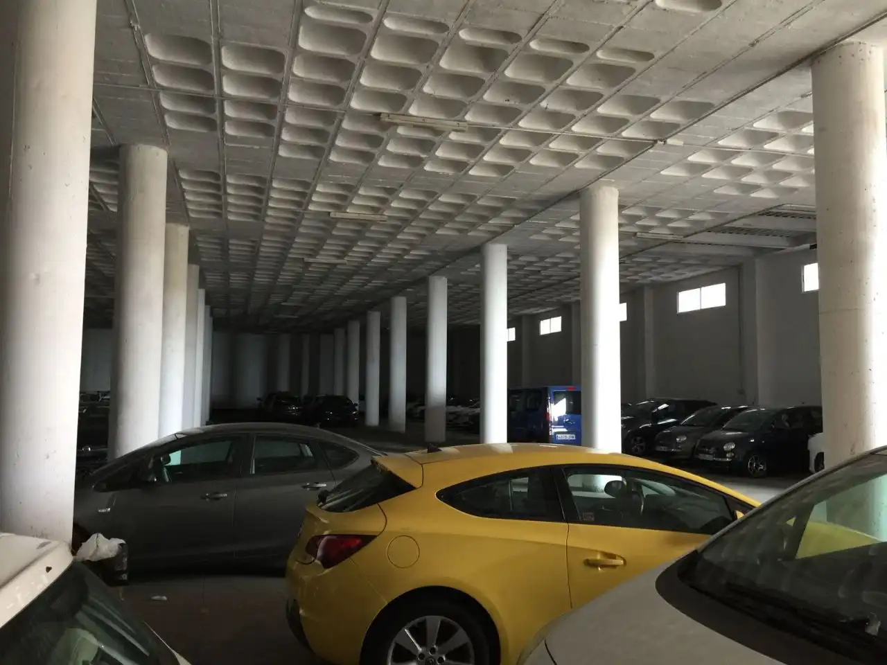 Parkplatz von Fabrikhallen zur Miete in Adeje