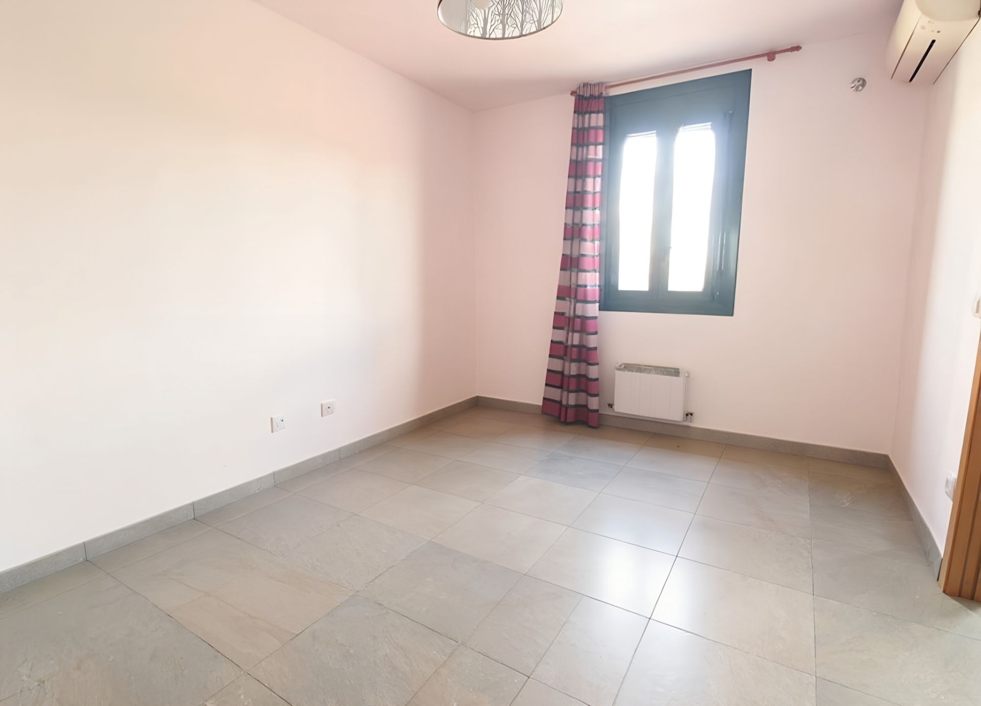 Dormitori de Finca rústica en venda en  Barcelona Capital amb Terrassa