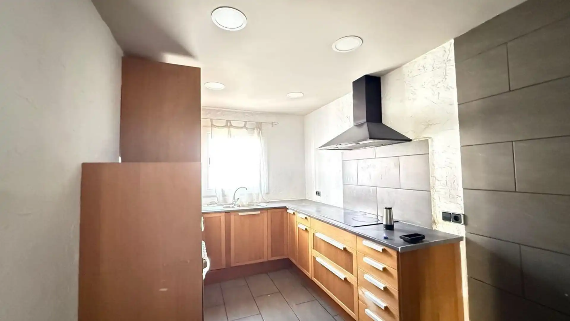 Cuina de Casa adosada en venda en Cunit amb Piscina comunitària